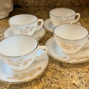 Set of 4 FEDERAL GLASS Meadow Gold White w Gold Leaf Pattern Teacup and saucer